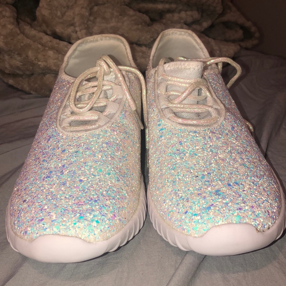 Tennis shoes